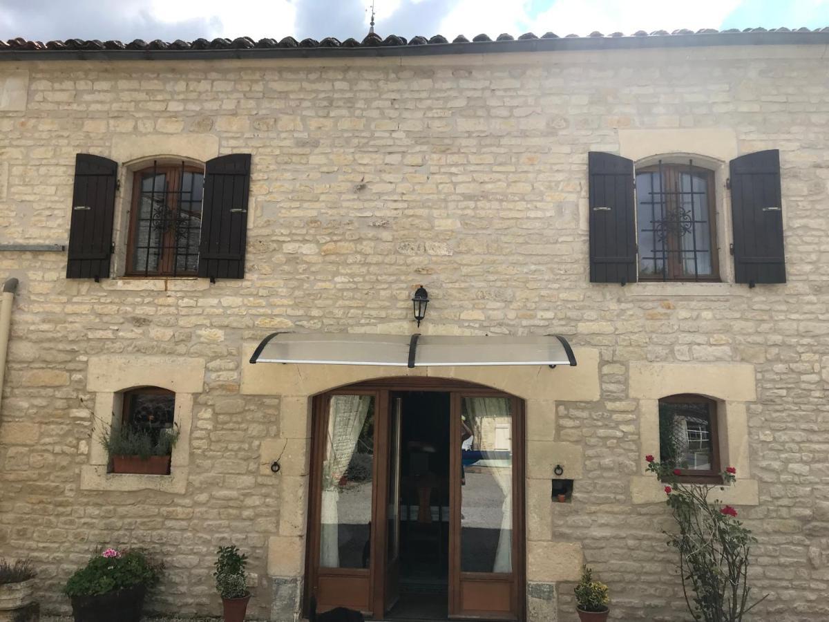 Les Cygnes Noirs Bed & Breakfast Aujac  Exterior photo