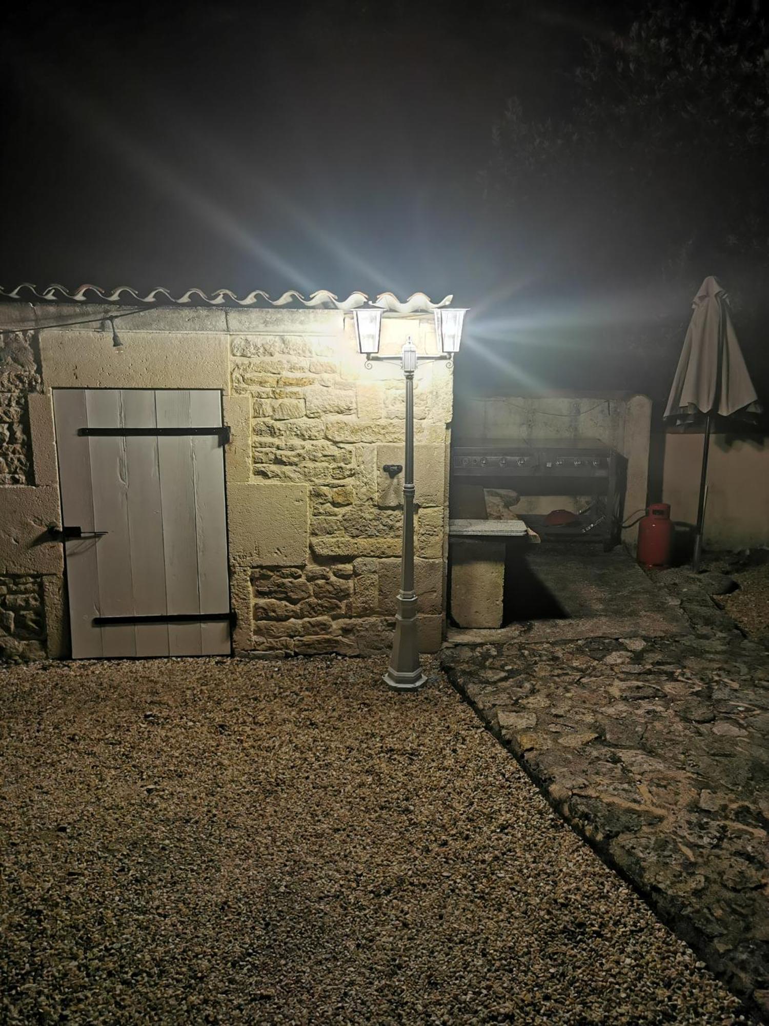 Les Cygnes Noirs Bed & Breakfast Aujac  Exterior photo