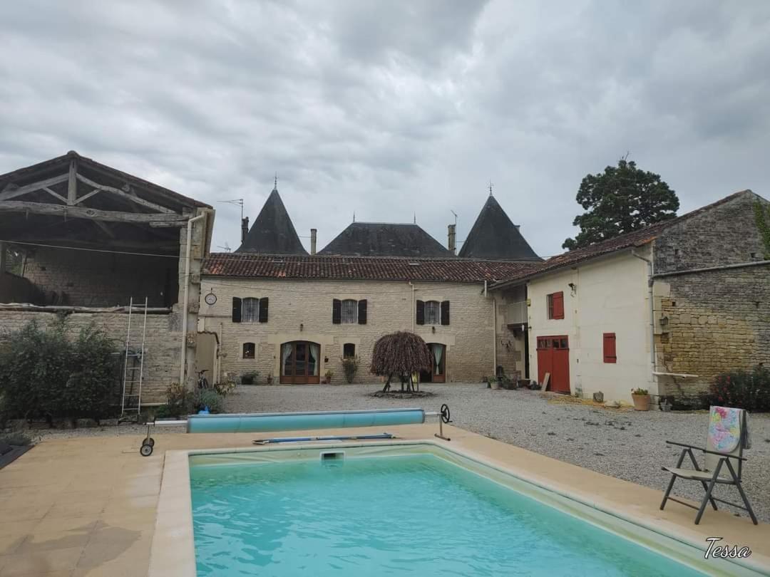 Les Cygnes Noirs Bed & Breakfast Aujac  Exterior photo
