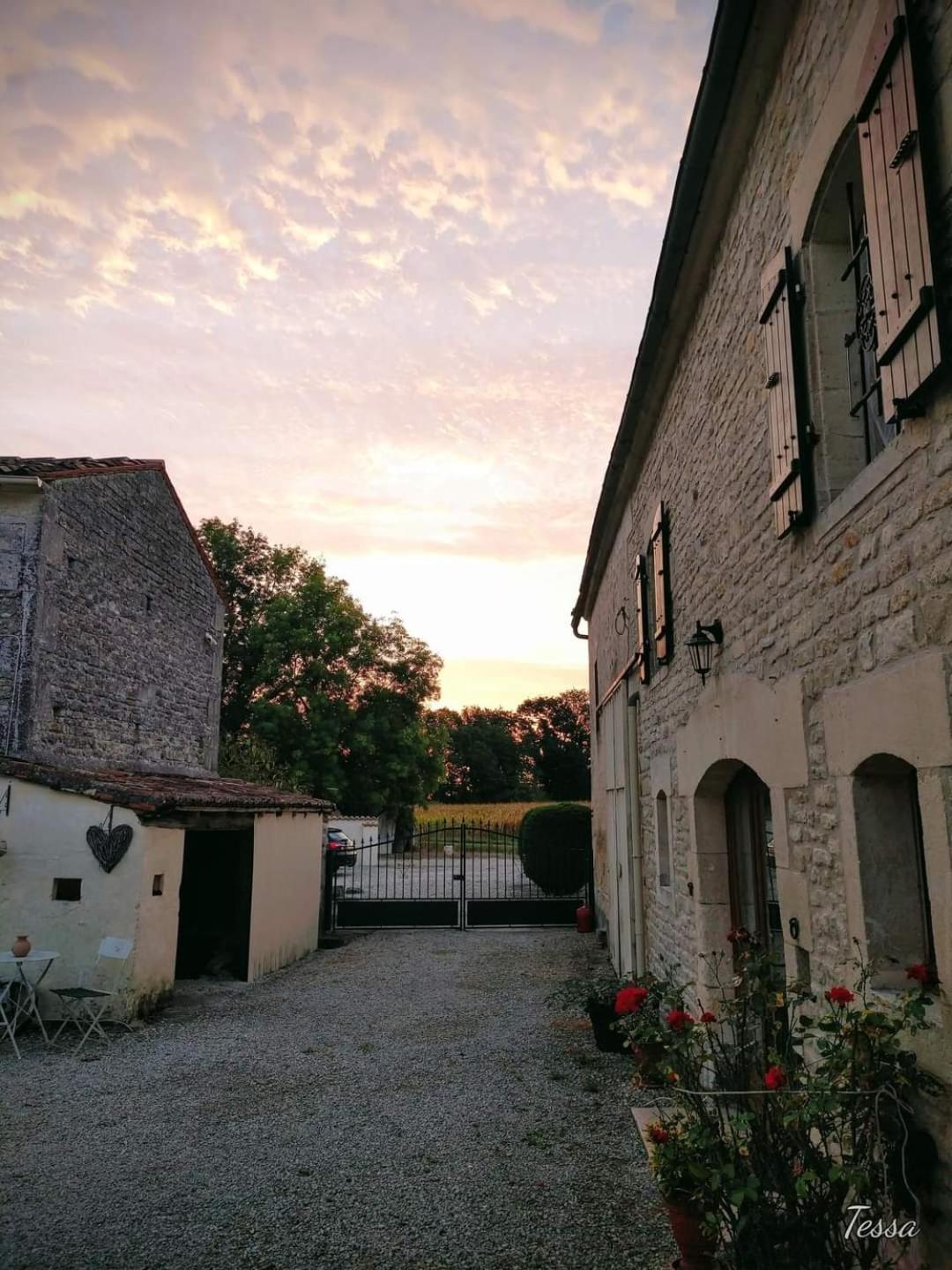 Les Cygnes Noirs Bed & Breakfast Aujac  Exterior photo